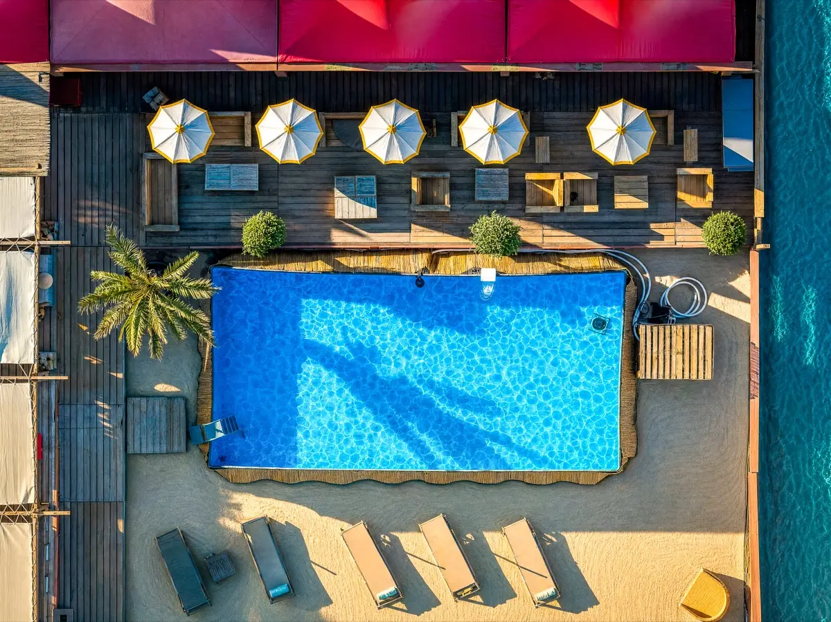 La piscine de La Bohème vue du ciel, entourée de parasols