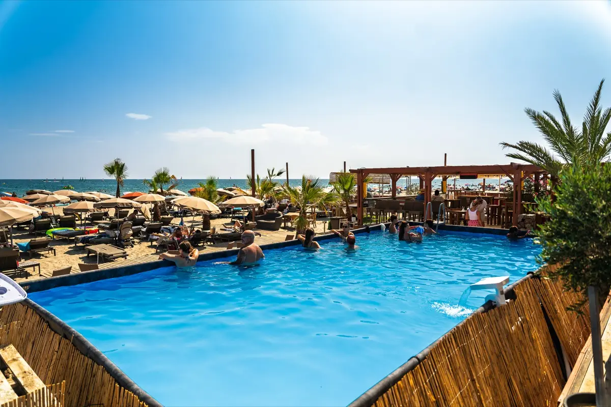 La piscine face à la mer, au cœur de la plage privée