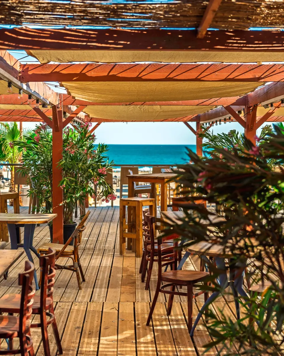 La terrasse du restaurant sous la pergola, face à la mer