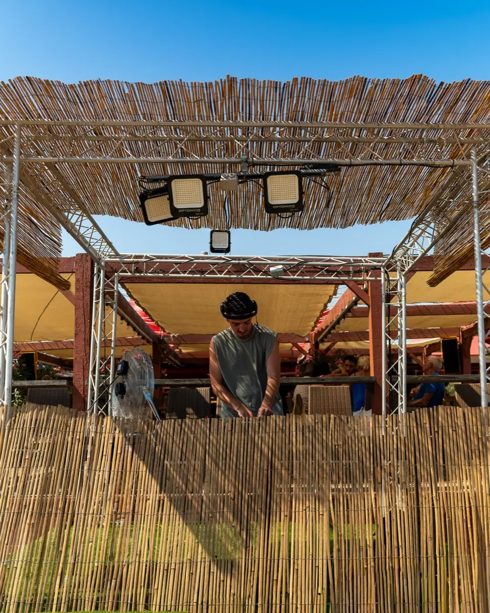 Le DJ aux platines pour les soirées de La Bohème