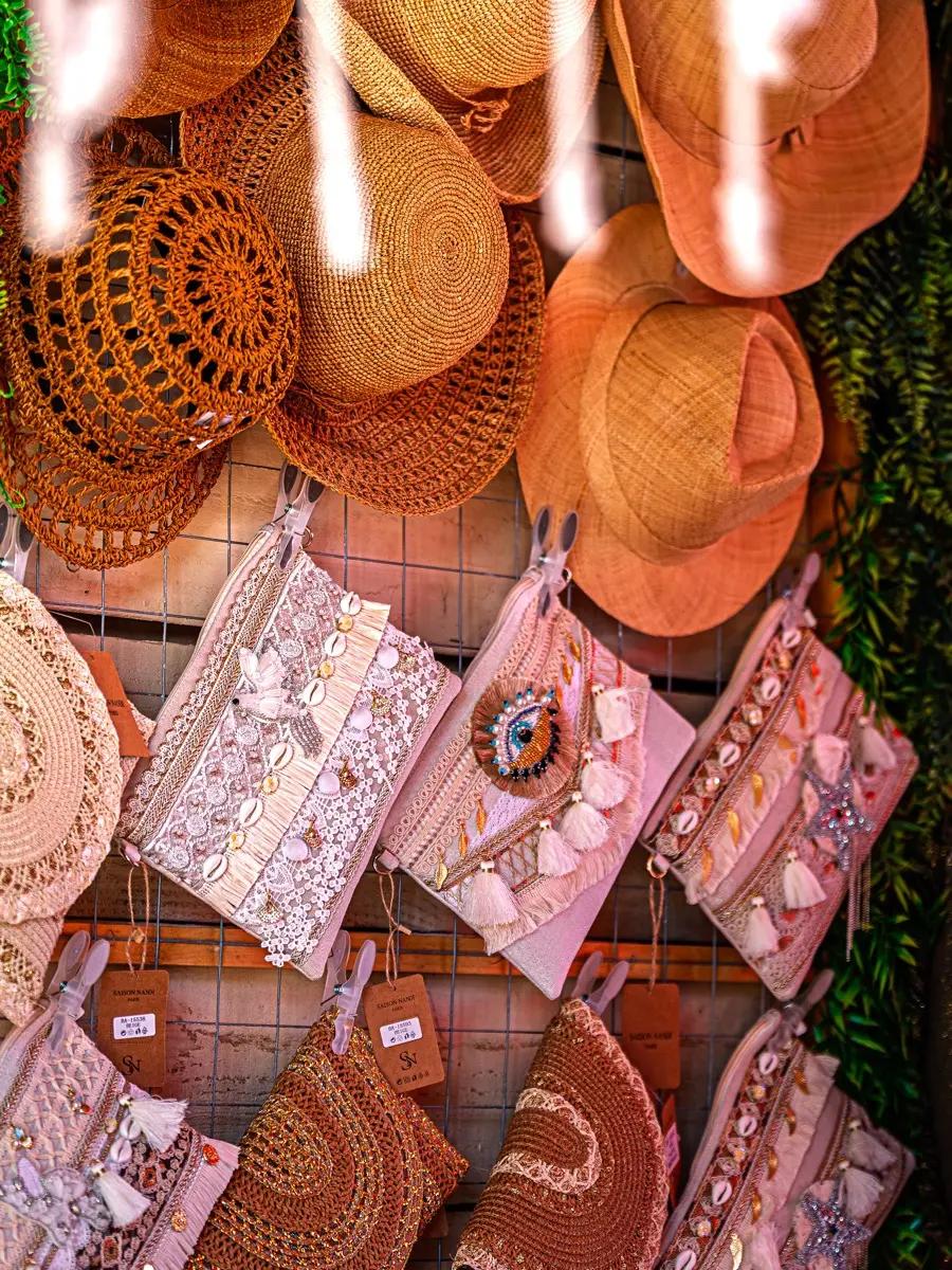 Chapeaux et pochettes de la boutique